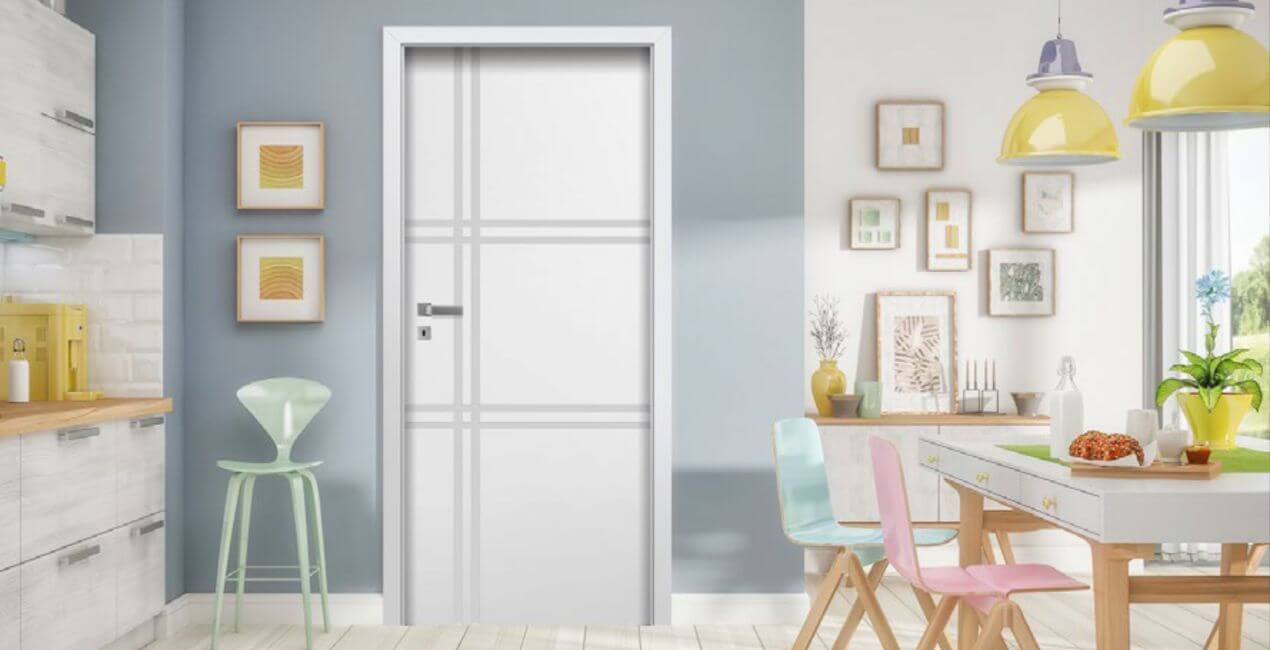 Bílé stříkané vnitřní dveře Sublime s ozdobnými aplikacemi 