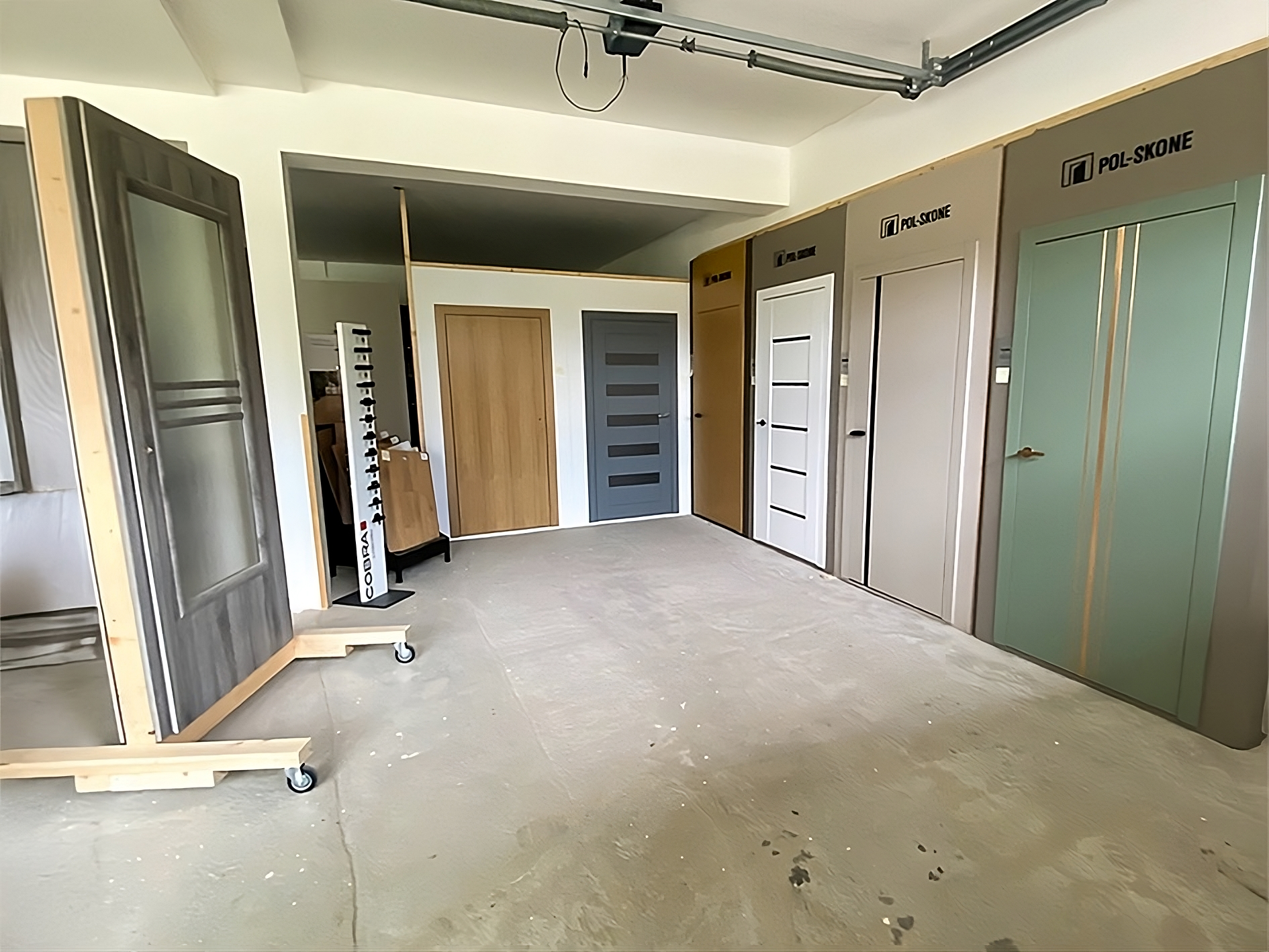 Kvalitní dveře POL-SKONE v showroomu